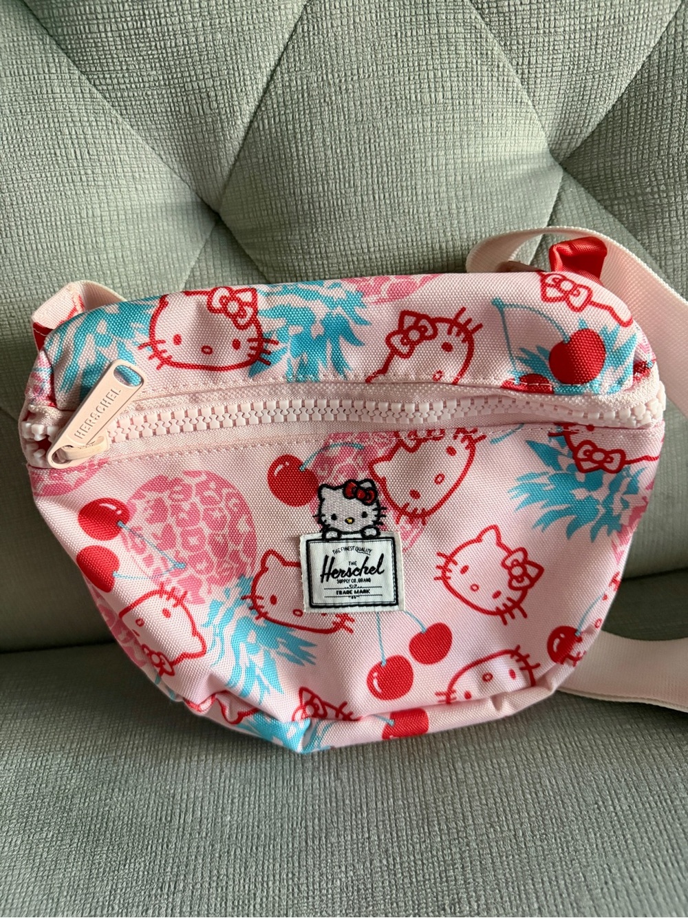 Rare Limited Herschel Hello Kitty Crossbody Bag - Picture 2 of 7
